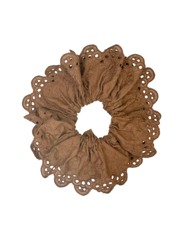 Pico - Lace scrunchie - Chocolate - Accessories > Hårpynt > Hårpynt  Lace scrunchien fra Pico er designet med sarte blonder i farven Chocolate.