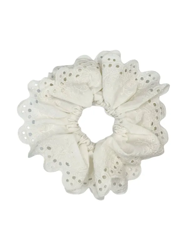 Pico - Lace scrunchie - Ivory - Accessories > Hårpynt > Hårpynt  Lace scrunchie fra Pico i farven Ivory. Scrunchien er designet med sarte blonder.