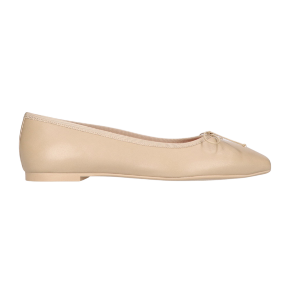 Pretty Ballerinas - Ballerinasko m/ firkantet tå  - beige - Size (42) - Sko > Ballerinasko > Ballerinasko  En klassisk beige læder ballerinasko med firkantet tå. Ballerinaskoen er pyntet med en fin sløjfe på toppen.