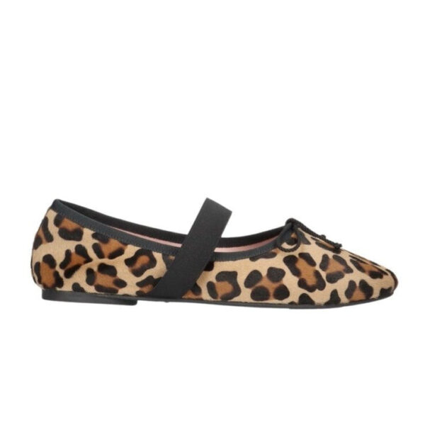 Pretty Ballerinas - Lea leopard ballerina  - mønstret - Size (41) - Sko > Ballerinasko > Ballerinasko  Lea leopard ballerinaerne er designet i læder og har en rundet snude. Ballerinaerne har en sort simpel sløjfe på snuden og et bredt elastikbånd over vristen