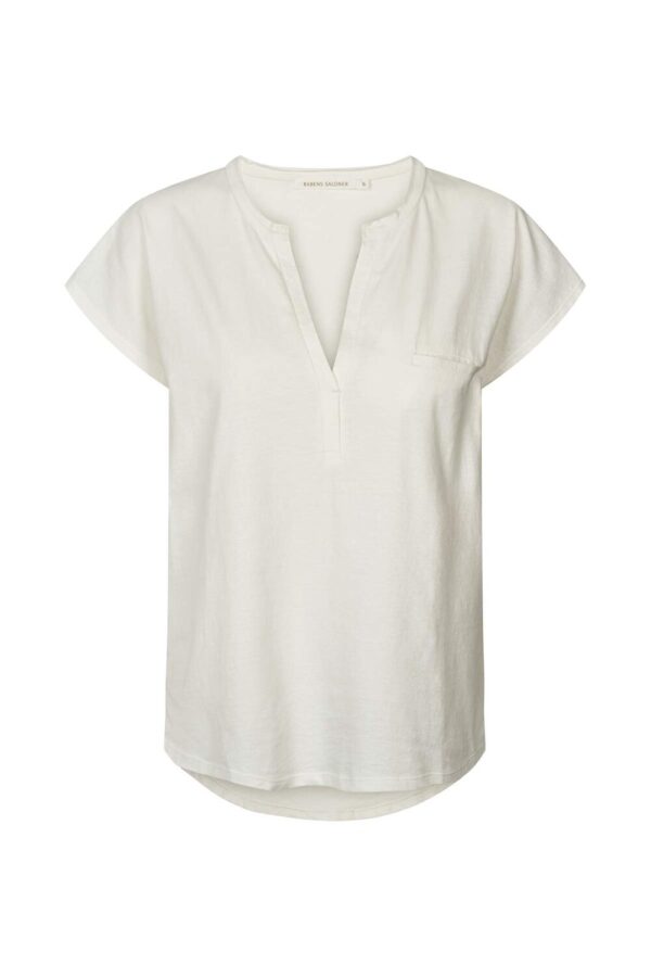 Rabens Saloner - Blanca vintage t - creme - Size (m) - Tøj > Basics > T-shirts  Blanca vintage t-shirten er designet i en regulær silhuet med dyb v-udskæring