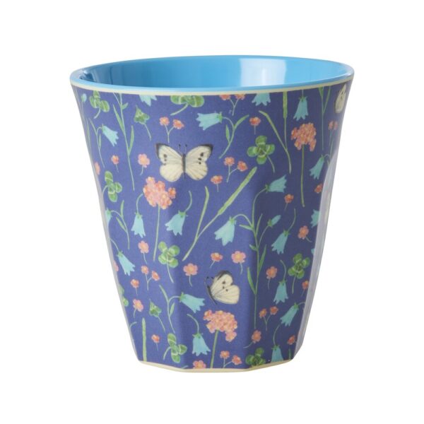 Rice - Melamine Butterfly Field Print Medium kop - 250 ml. - Borddækning > Kopper & krus > Kopper uden hank  Medium melaminkop med Butterfly Field print i lilla og en lysere blå farve indvendigt i koppen. Koppen er praktisk til både voksne og børn. Medium koppen fås også i andre fine farver og mønstre.