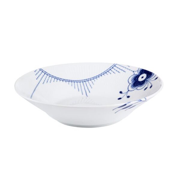 Royal Copenhagen - Blå Mega riflet dyb tallerken - 24 cm. - Borddækning > Tallerkener > Dybe tallerkener  Dyb tallerken i porcelæn fra Royal Copenhagen i serien Blå Mega Riflet. Blå Mega Riflet er en nyfortolkning og er et klassisk