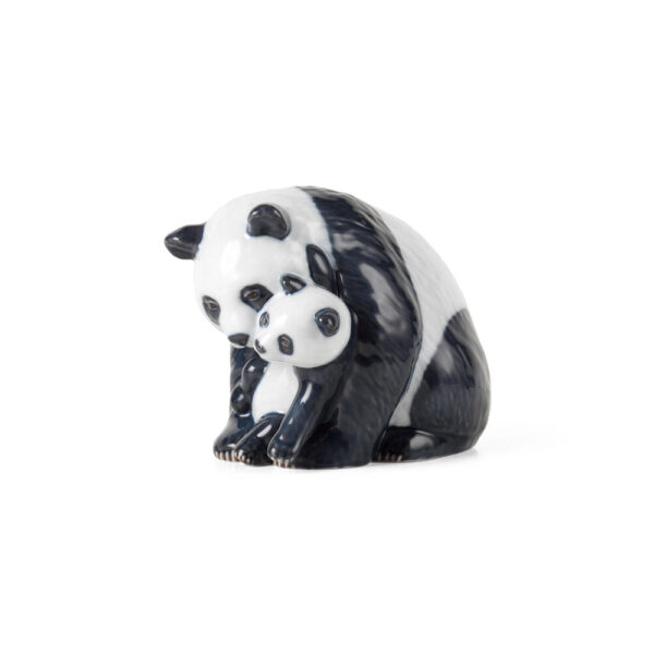 Royal Copenhagen - Panda med Unge figur - H13 cm. - Interiør > Dekoration > Figurer  Panda-figuren blev en del af Royal Copenhagens sortiment for første gang i 1994 og nu har den smukke bjørn fundet vej tilbage til Royal Copenhagens permanente kollektion. Her sidder panda-mor og krammer sin unge.