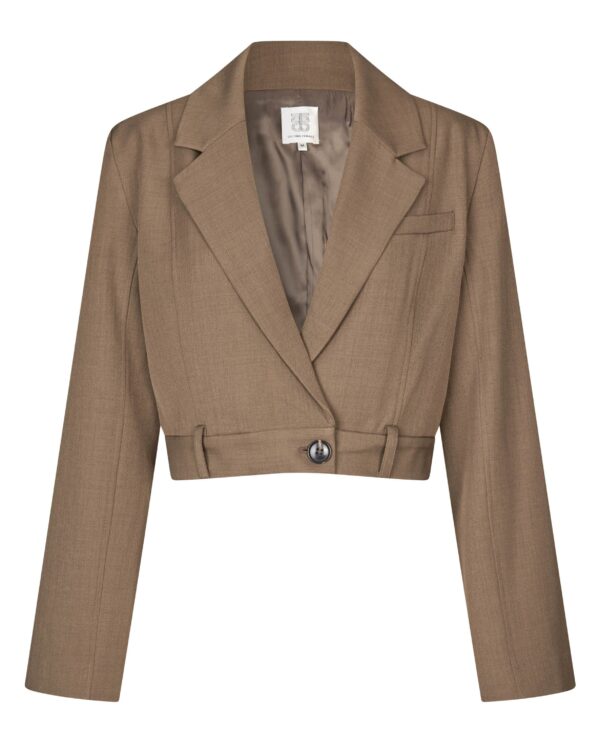 Second Female - Carly Cropped blazer  - brun - Size (xl) - Tøj > Blazere > Korte blazere  Denne korte blazer fra Second Female er designet med buksedetaljer i bunden og lukkes derfor med en knap for enden. Blazeren er ellers klassisk med lange ærmer og en klassisk krave.