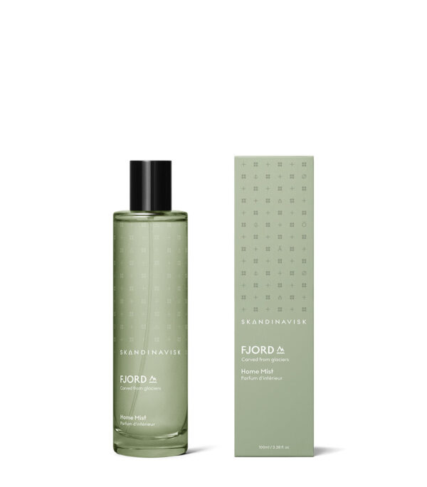 Skandinavisk - Fjord room-spray - 100 ml. - Duftlys & duftpinde > Room-sprays > Room-sprays  Room-spray fra Skandinavisk i duften Fjord.Â Fjord er norsk og tager udgangspunkt i de vestnorske fjorde der kendetegnes ved en masse klippeflader