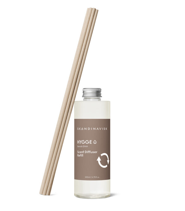 Skandinavisk - Hygge diffuser refill - 200 ml. - Duftlys & duftpinde > Duftpinde > Duftpinde  Cirkulär kollektionen fra Skandinavisk tager udgangspunkt i at gøre det nemt at genanvende deres produkter. Med denne diffuser refill skal du blot rense og genbruge det tomme Skandinavisk-glas