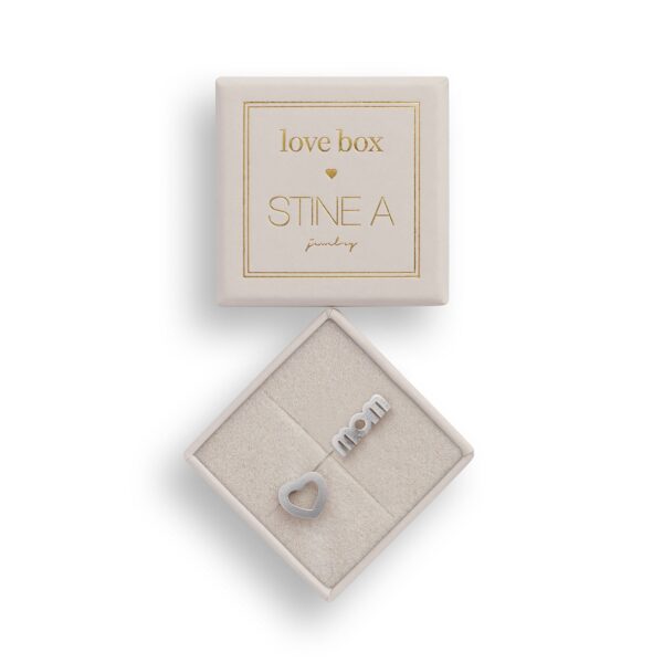 Stine A Jewelry - Love Box 124 - sølv - Smykker > Øreringe > Ørestikkere  Love Box 124 indeholder 2 ørestikker. En kombination af to forskellige øreringe. Den ene ørering med MOM eller WOW på alt efter hvilken vej