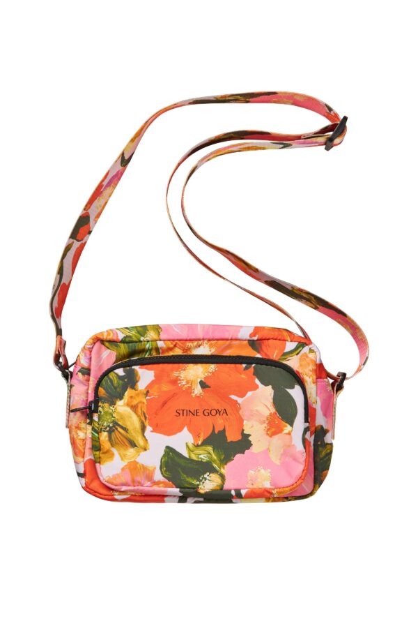 Stine Goya - Lotta crossbody taske - Summer Days Poppies - Tasker > Crossbody tasker > Crossbody tasker  Lotta crossbodytasken er designet i et farverigt blomsterpint. Tasken er lavet i et praktisk materiale