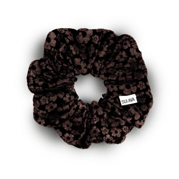 Sui Ava - Blossom Scrunchie - Ground Coffee - Accessories > Hårpynt > Hårpynt  Blossom Scrunchien er lavet i polyester og designet i et småblomstret materiale i sorte og brune farver.