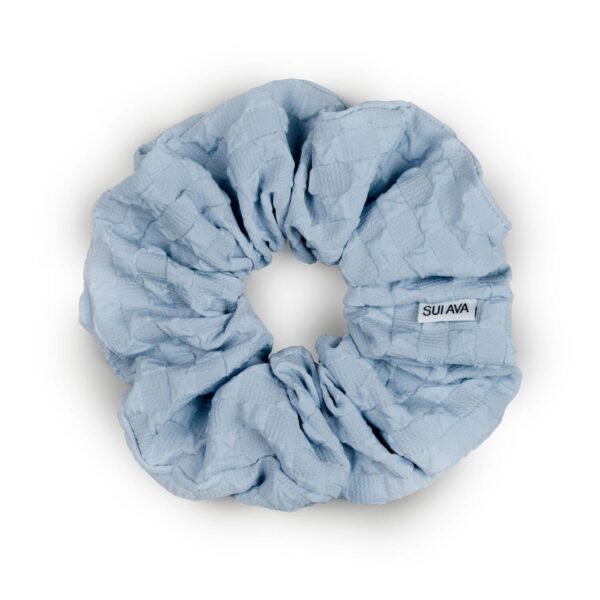 Sui Ava - Daydream Scrunchie - Airy Blue - Accessories > Hårpynt > Hårpynt  Daydream Scrunchien er lavet i polyester og designet i et småternet materiale.