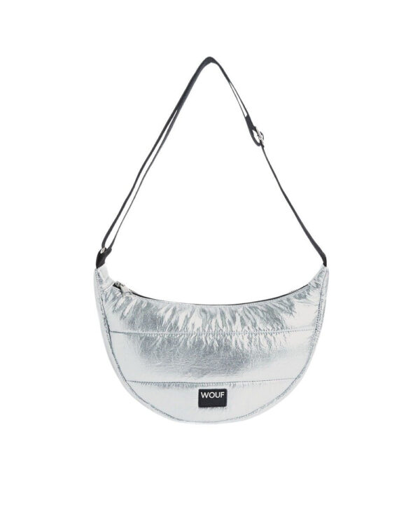 Wouf - Glossy Crossbody taske - Sølvfarvet - Tasker > Crossbody tasker > Crossbody tasker  Glossy Crossbody tasken er designet i en halvmåneform med en justerbar skulderstrop og lynlåslomme.Â 