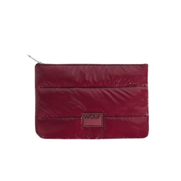 Wouf - Glossy clutch - Burgundy - Tasker > Clutches > Clutches  Glossy clutchen er designet i en simpel silhuet med lynlåslukning og logo foran.Â 