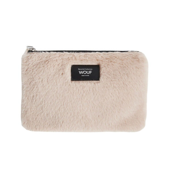 Wouf - Nevada clutch - Light Beige - Tasker > Clutches > Clutches  Nevada clutchen er designet i et fluffy fake fur materiale og har logo foran og lynlåslukning.Â 