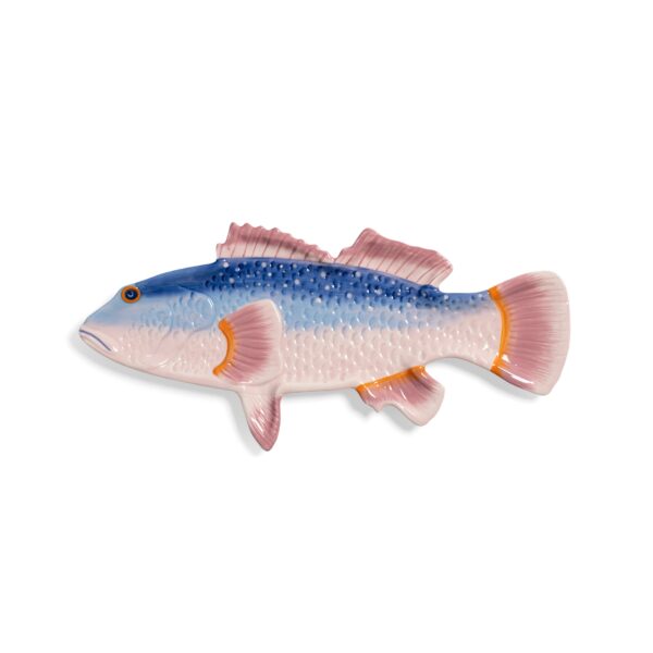 &klevering - Fish perch fad - L38 cm. - Borddækning > Fade > Serveringsfade  Fish perch fadet fra &Klevering er et håndmalet fad der forestiller en fisk. Fisken kan være med til at give lidt glæde til bordet. Fisken er malet i lyserøde og blå nuancer.